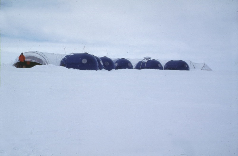 Illustration for article titled Chilean Antarctic Habitat Makes Living at the Bottom of the Earth Downright Homey